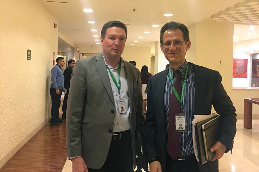 Ángel Villalobos, director de inversión extranjera, y Kenneth Smith, jefe negociador mexicano, durante los trabajos de la quinta ronda de negociaciones del TLCAN en la Ciudad de México. (MIGUEL PALLARES. EL UNIVERSAL)