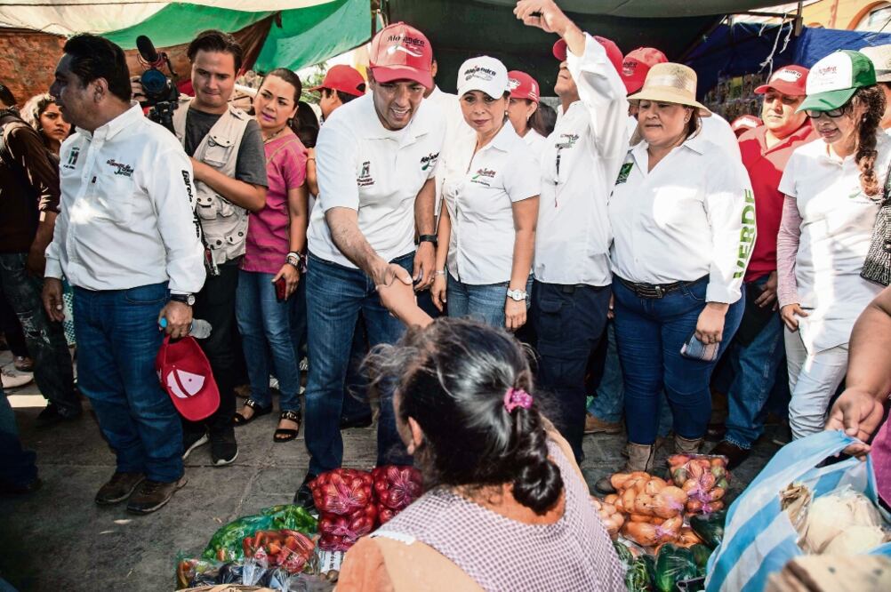 El candidato priísta recorrió calles y mercados de Ocotlán en busca del voto ciudadano (GERMÁN ESPINOSA. EL UNIVERSAL)