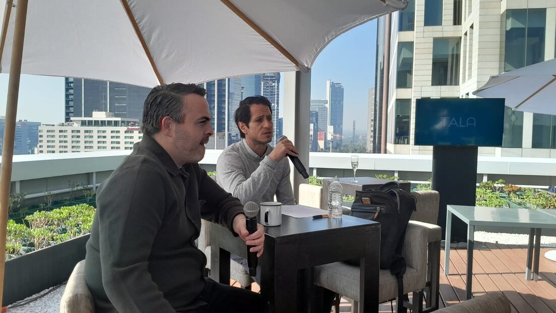 Pablo Villareal gerente de SPIN de Oxxo (derecha). Foto:  Armando López