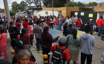 Organizaciones y padres de familia bloquean carreteras en Oaxaca