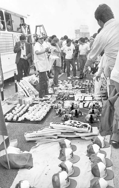 En las afueras del Estadio Azteca había variedad de souvenirs como gorras, dedos de esponja, gorrillos para beber, baloncitos, banderines y estampas, productos que ofrecían los puestos ambulantes en el piso al paso de los aficionados. Los llaveros más “fifís” rozaron los 2 mil pesos. Foto: Archivo EL UNIVERSAL.