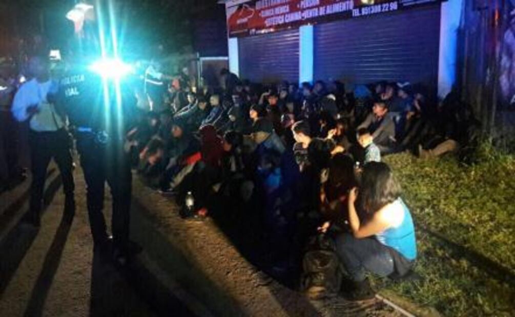 Hallan 79 centroamericanos en camión robado en Oaxaca