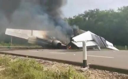Jet aterriza de emergencia y se incendia en carretera de Quintana Roo