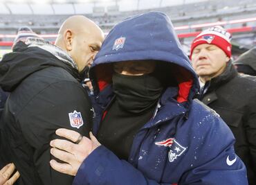Bill Belichick se marcha con la cara tapada en el que sería su último juego con los Patriotas