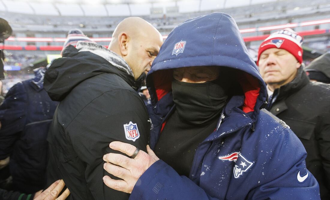 Bill Belinchick se marcha con la cara tapada en el que sería su último juego con los Patriotas FOTO: EFE