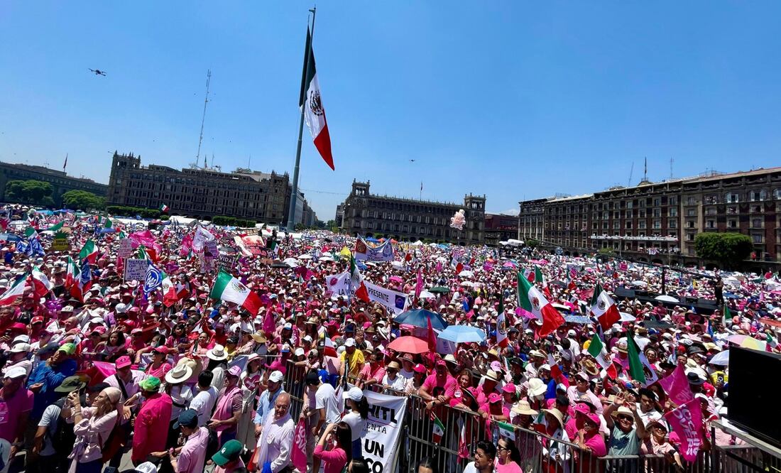 "Marea rosa" el19 de mayo en el Zócalo capitalino. Foto: Especial