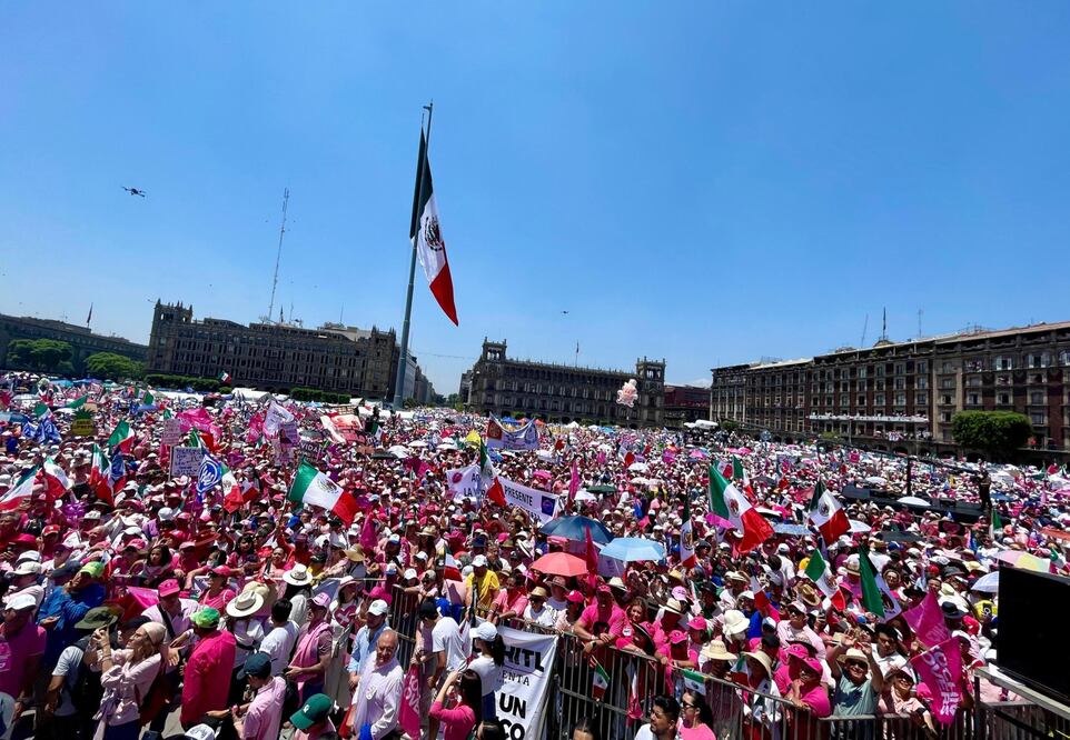 "Marea rosa" el19 de mayo en el Zócalo capitalino. Foto: Especial