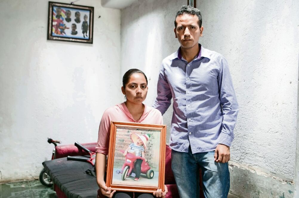 Daniela Trujillo y Hussein Luna muestran el retrato de su hijo fallecido durante una operación por una fractura en el brazo izquierdo realizada en el hospital “Del Valle” en noviembre de 2017 (MARIO A. MARTÍNEZ. EL UNIVERSAL)