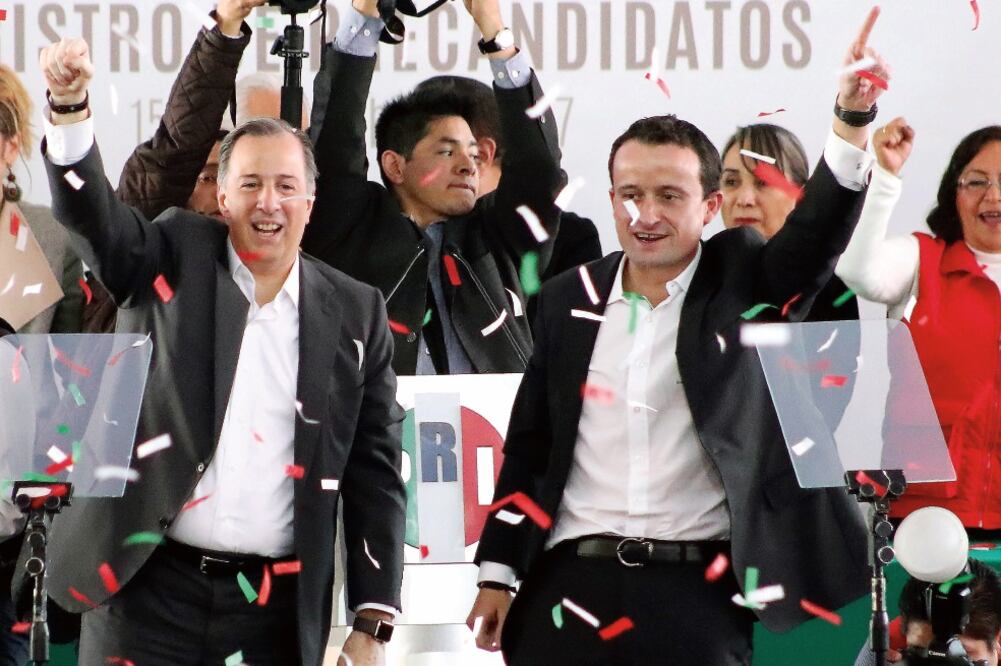 Acompañado por José Antonio Meade, precandidato del PRI a la Presidencia (izq.), Mikel Arriola obtuvo el aval para contender por la CDMX (ARIEL OJEDA. EL UNIVERSAL)