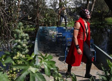 Mexico’s Lucha Libre wrestlers set up ring in Xochimilco to fight COVID-19