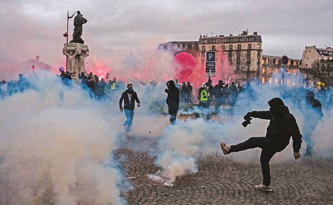 Manifestantes chocaron contra la policía, en París. Foto: Alain Jocard/ AFP