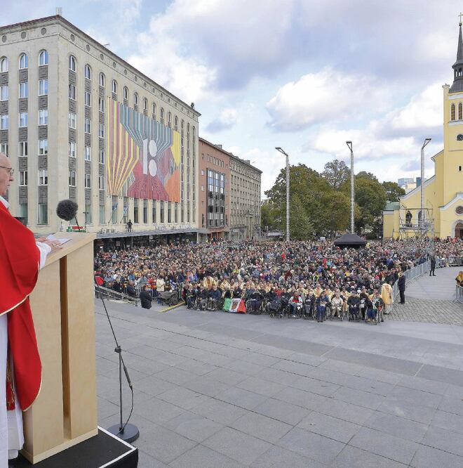 El papa Francisco, durante una misa ayer en la Plaza Libertad, en Tallin, la capital de Estonia. (AFP)