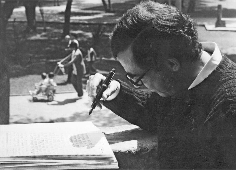 Salvador Elizondo frente al Parque México y el croquis que hizo de su hábitat. Foto: Paulina Lavista