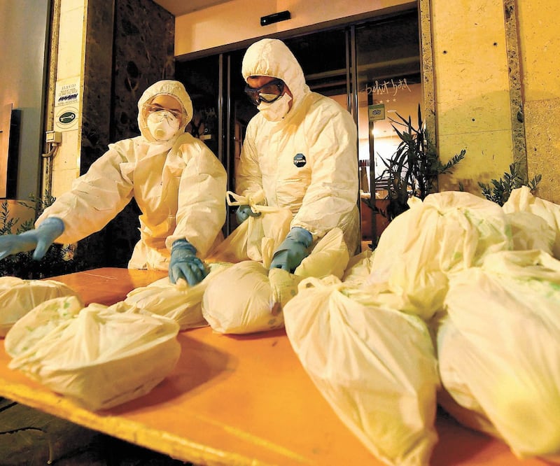 Trabajadores de salud entregan la cena en el hotel Bel Sit, en Alassio, Italia, donde 34 personas están en cuarentena. Esta nación suma 453 enfermos por el Covid-19. LUCA ZENNARO. EFE