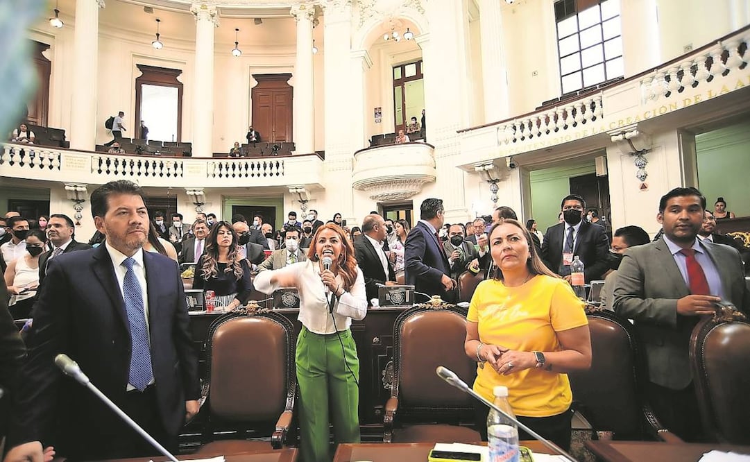 Al grito de “¡no pasará!, ¡no pasará!”, con micrófono y bocina, diputados de oposición rechazaron la discusión de la reforma. Foto: Especial
