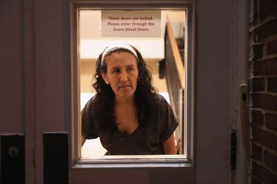 Migrante mexicana Jeanette Vizguerra deja iglesia donde estaba refugiada