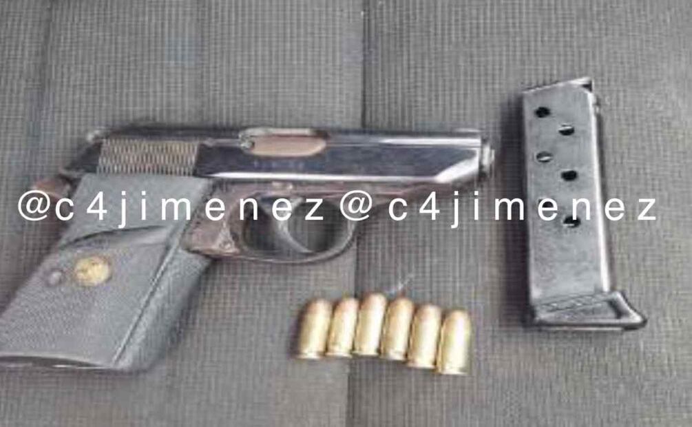Pistola con la que ingresó el alumno de secundaria a su escuela Foto: Tomada de Carlos Jiménez