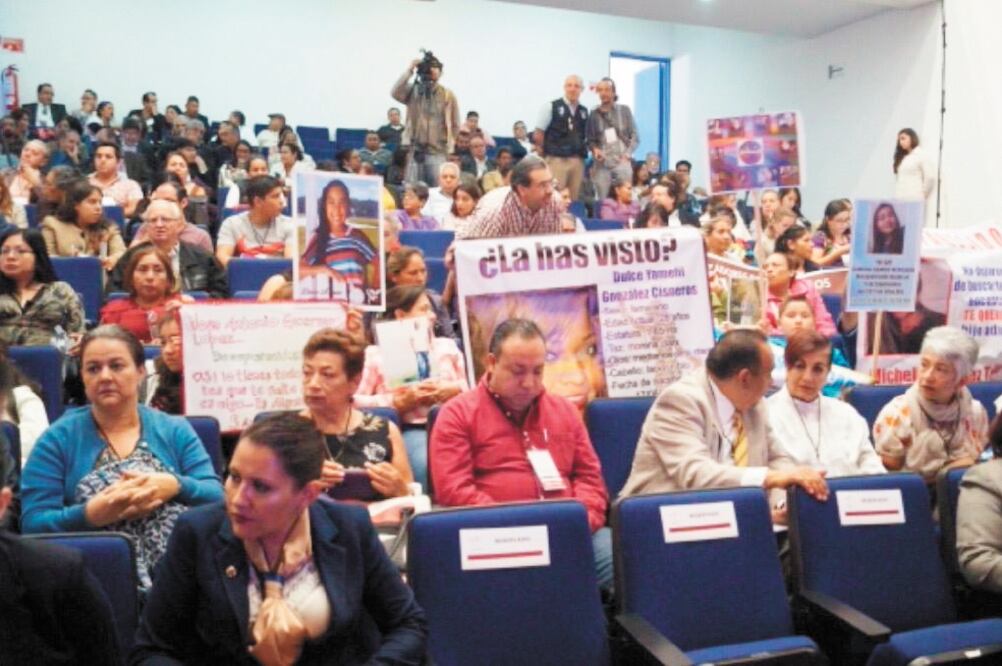 En la Universidad de Guanajuato, víctimas de la delincuencia y líderes de organismos sociales exigieron justicia. Foto: XÓCHITL ÁLVAREZ. EL UNIVERSAL