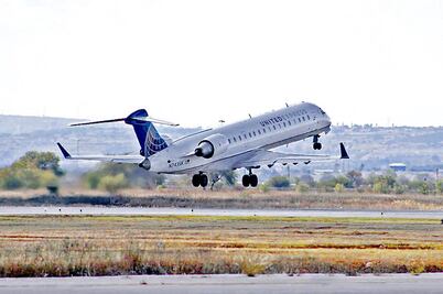 Prevén guerra de tarifas aéreas pese a la depreciación del peso