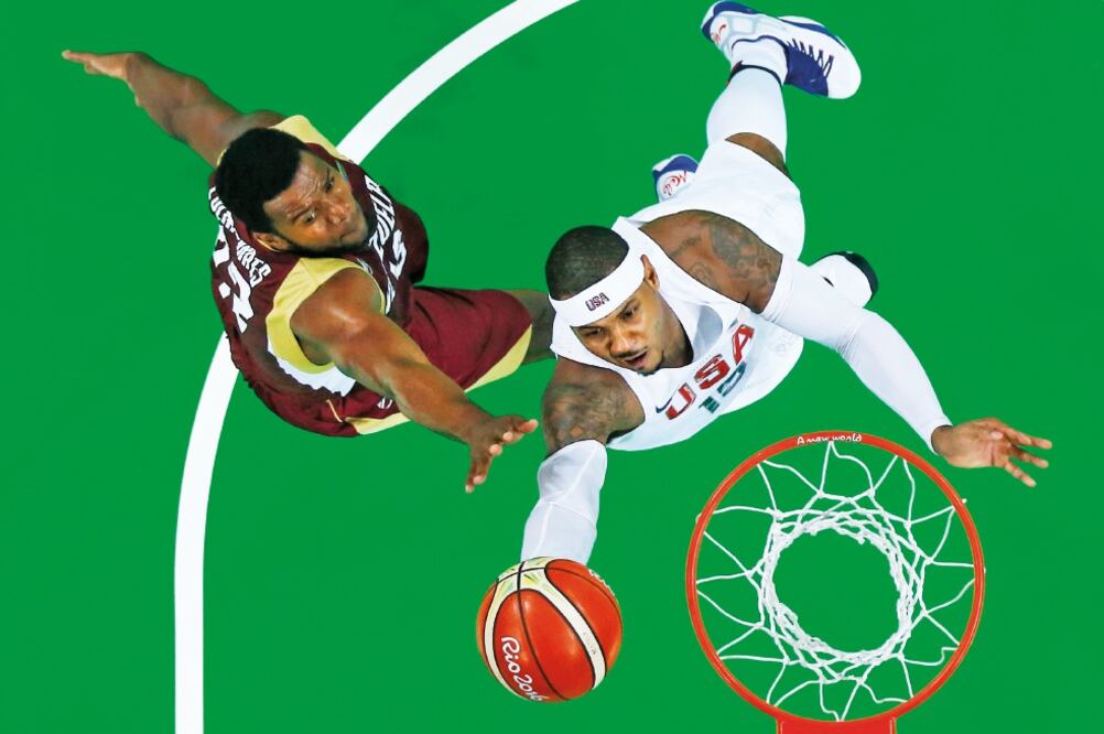 Carmelo Anthony (derecha) hizo pesar su presencia en la duela: aportó 14 puntos (JIM YOUNG. AP)