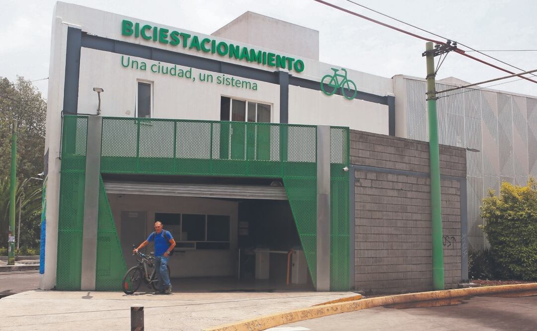 En El Rosario está uno de los 10 biciestacionamientos que operan en la actualidad en la CDMX. Foto: de DARÍO LUNA. EL UNIVERSAL