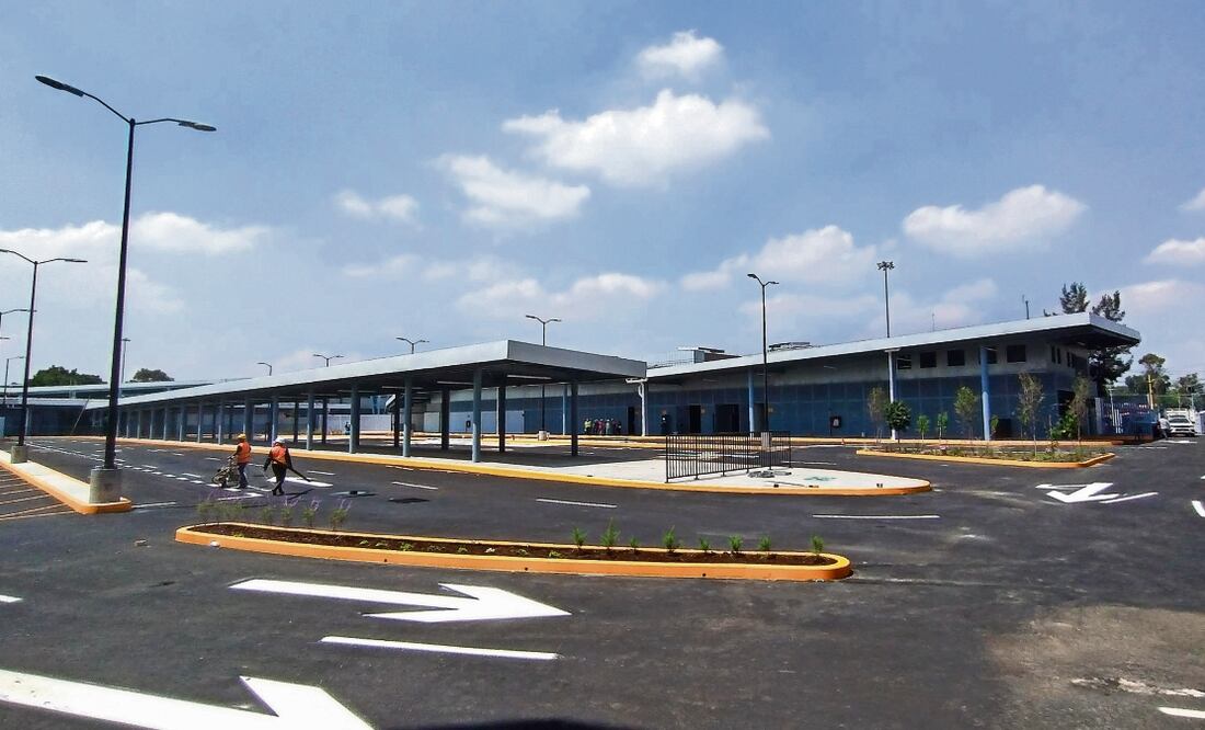 La estructura del Cetram San Lázaro ya está terminada. Adentro, trabajadores realizan labores de soldadura. Foto: Gabriel Pano / EL UNIVERSAL