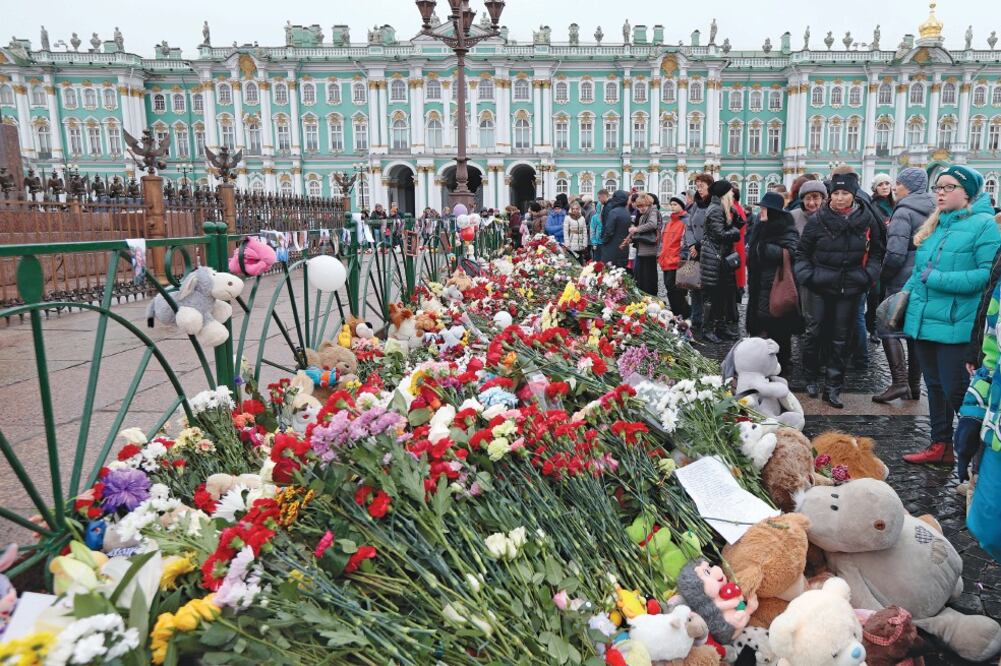 La gente se reunió ayer en la Plaza Dvortsovaya, en San Petersburgo, en torno al memorial improvisado a las víctimas del avionazo del sábado en el Sinaí (IVAN SEKRETAREV. AP)