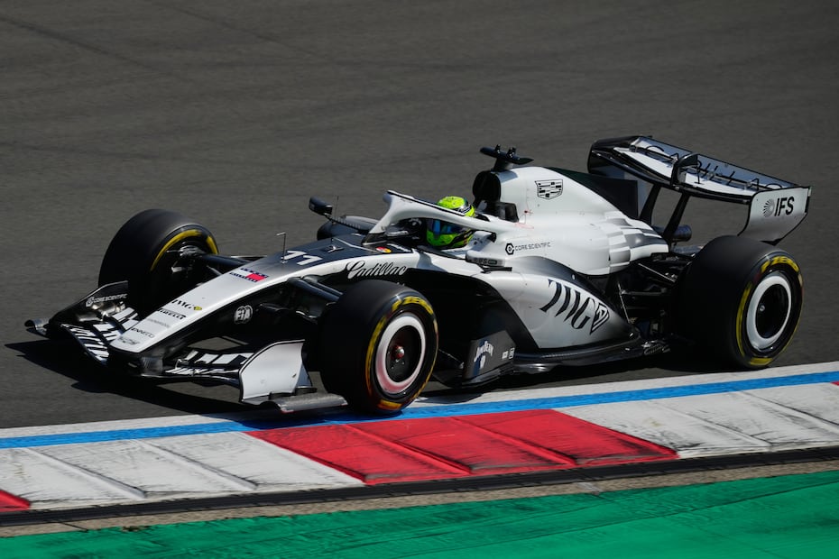 Sergio "Checo" Pérez con Cadillac, durante la carrera sprint del Gran Premio de China - Foto: AP