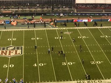 Pasto del Estadio Azteca fue tratado durante el medio tiempo del Chiefs vs Chargers