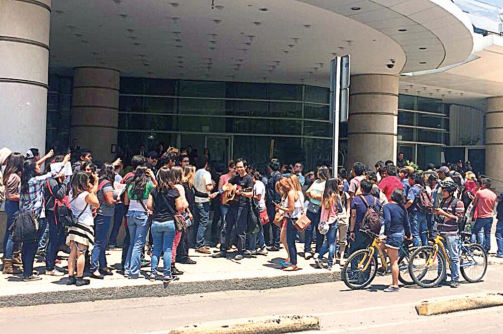 Con ayuda de una guitarra, los fans entonaron algunos de los éxitos más populares de Coldplay. (CRISTINA PINEDA. EL UNIVERSAL)