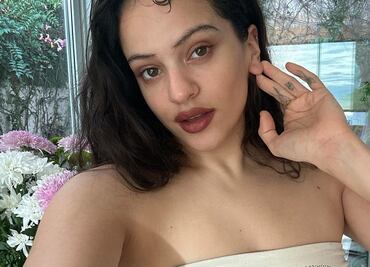 El outfit de Rosalía con baggy jeans a la cadera