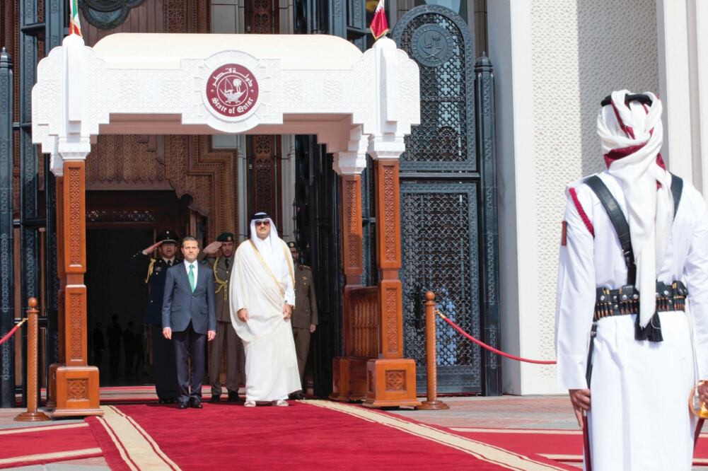 El presidente Enrique Peña Nieto fue recibido en el palacio del emir de Qatar, jeque Tamim Bin Hamad Al Thani, donde se celebró la ceremonia oficial de bienvenida con motivo de su visita de Estado a esta nación de la península arábiga (PRESIDENCIA)