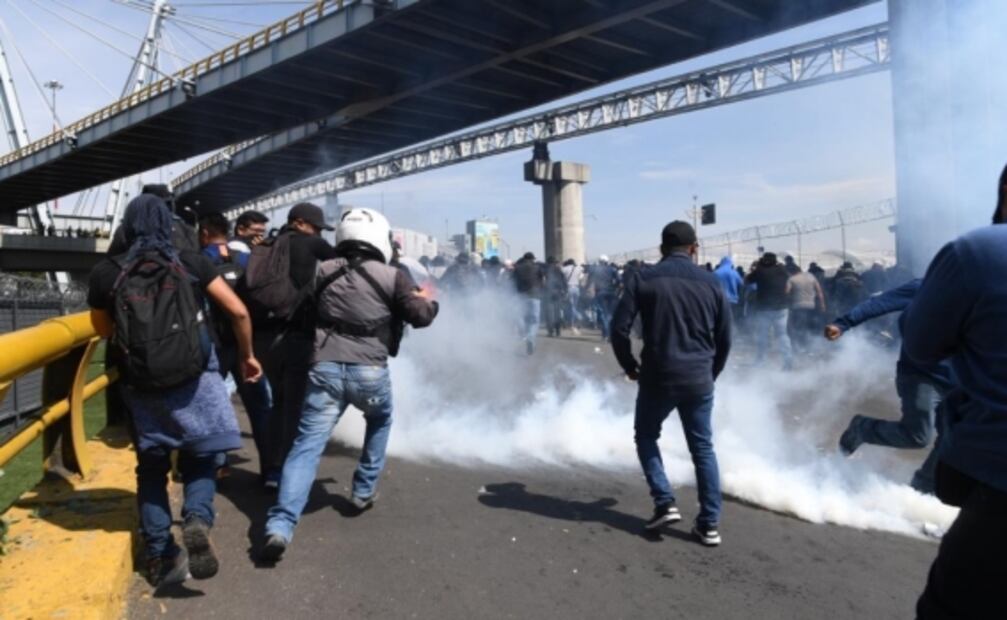 Federales lanzan bombas de gas a policías capitalinos durante bloqueo en AICM
