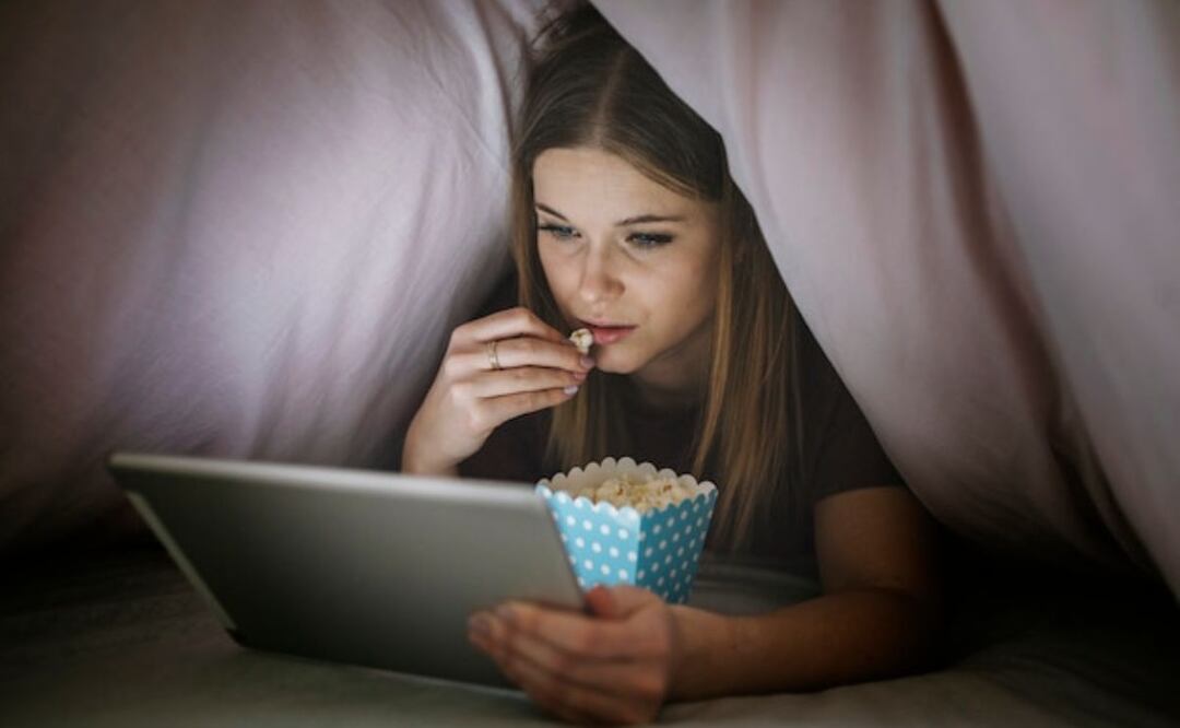 Aunque la IA señala patrones en ciertos segmentos, el cine tiene la capacidad de atraer a públicos diversos. Fuente: Freepik