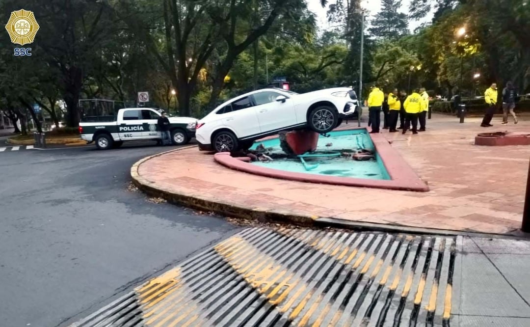 Se queda dormido al volante y choca en fuente de Polanco; fue detenido para deslindar responsabilidades. Foto: Epsecial