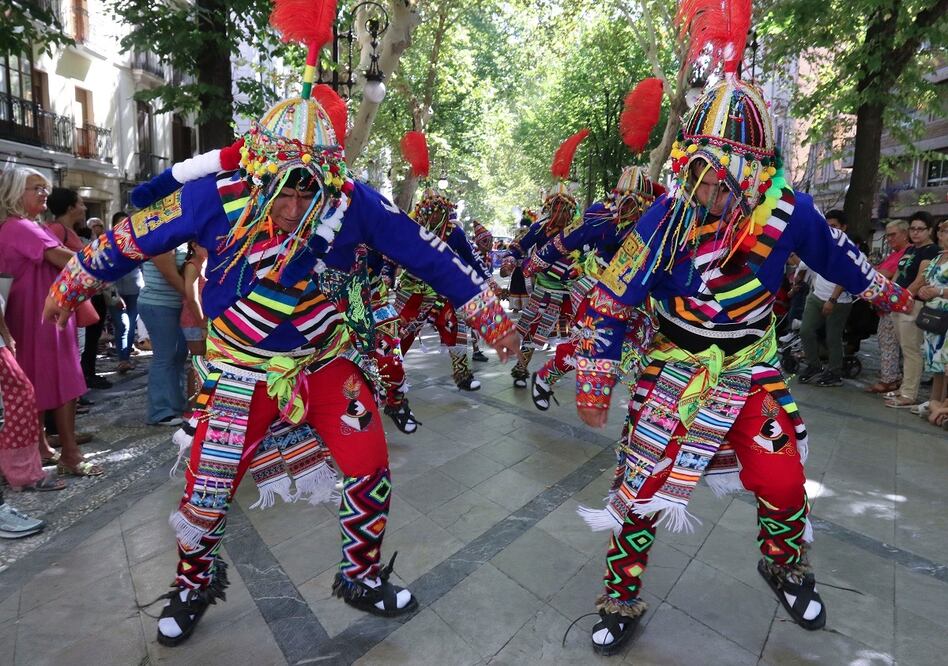 Ciudadanas y ciudadanos de países hispanos y residentes en Granada organizan este jueves una marcha por las calles céntricas de Granada con motivo del Día de la Hispanidad. FOTO: EFE