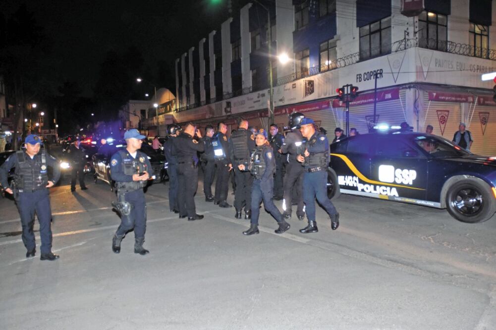 El miércoles a las 22:00 horas, ocho uniformados persiguieron a dos hombres acusados de asaltar a un transeúnte. Los presuntos culpables usaron un cuchillo de 20 centímetros y una navaja para agredir a los policías; tres están delicados. / CRISTIAN HERNÁN