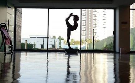 María León sorprende con sexy sesión de yoga