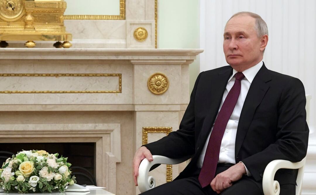El presidente ruso, Vladimir Putin, escucha al presidente chino, Xi Jinping, durante su reunión en el Kremlin en Moscú, Rusia. Foto: AP