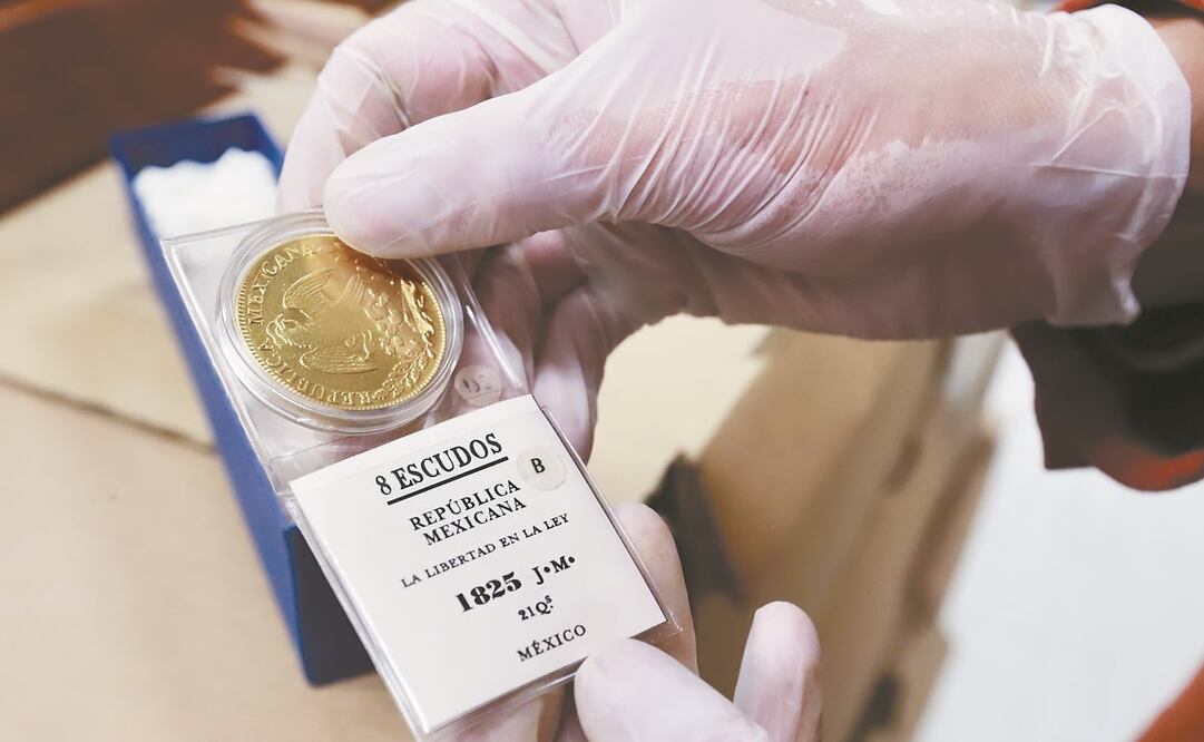 Documentos históricos con antiguos escudos y libros con forro de piel, así como fotografías del siglo pasado son parte del acervo. Fotos: Berenice Fregoso. EL UNIVERSAL