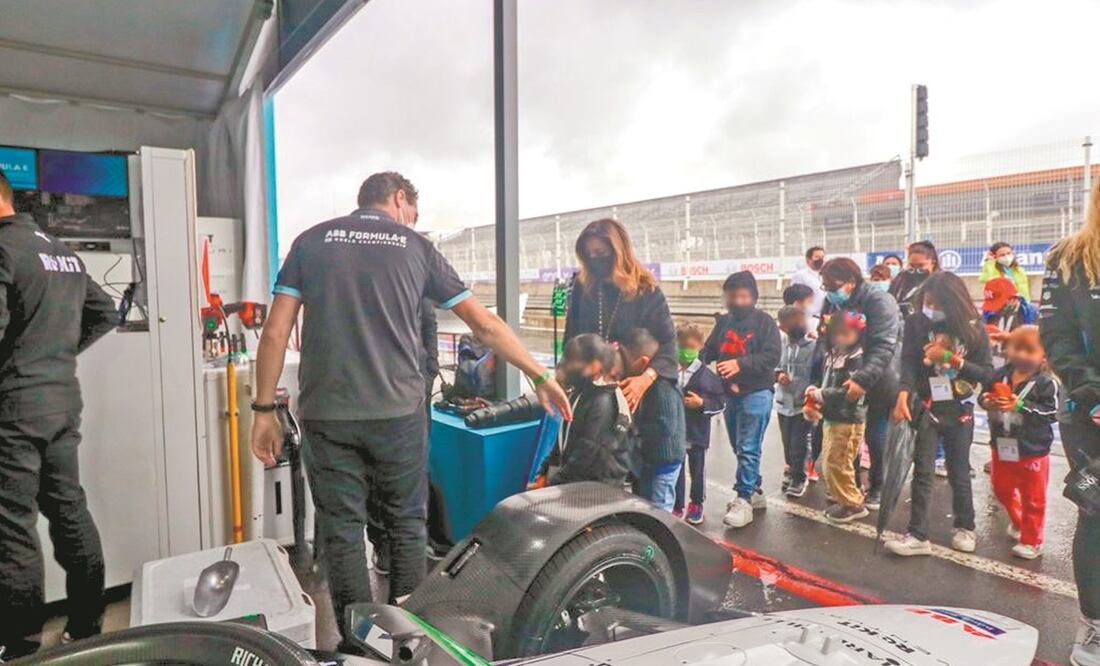 Los menores fueron recibidos por el staff de Fórmula E y recorrieron la zona de pits. Foto: ESPECIAL