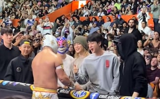 BTS disfruta de la lucha libre en la Arena México; Místico les rinde tributo con vestimenta inspirada en la banda surcoreana 