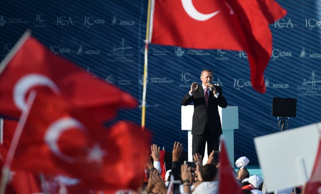 El presidente turco, Recep Tayyip Erdogan, pronuncia un discurso durante la inauguración del tercer puente sobre el estrecho del Bósforo en Estambul, Turquía. (Foto: Archivo - Xinhua)