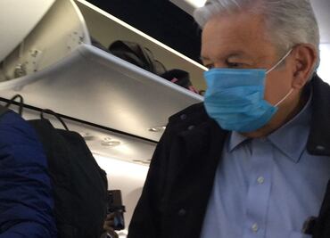 AMLO viaja a Baja California; lo acompaña Carlos Torres Rosas