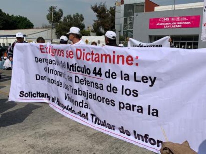 Deudores del Infonavit piden solución a "créditos impagables"