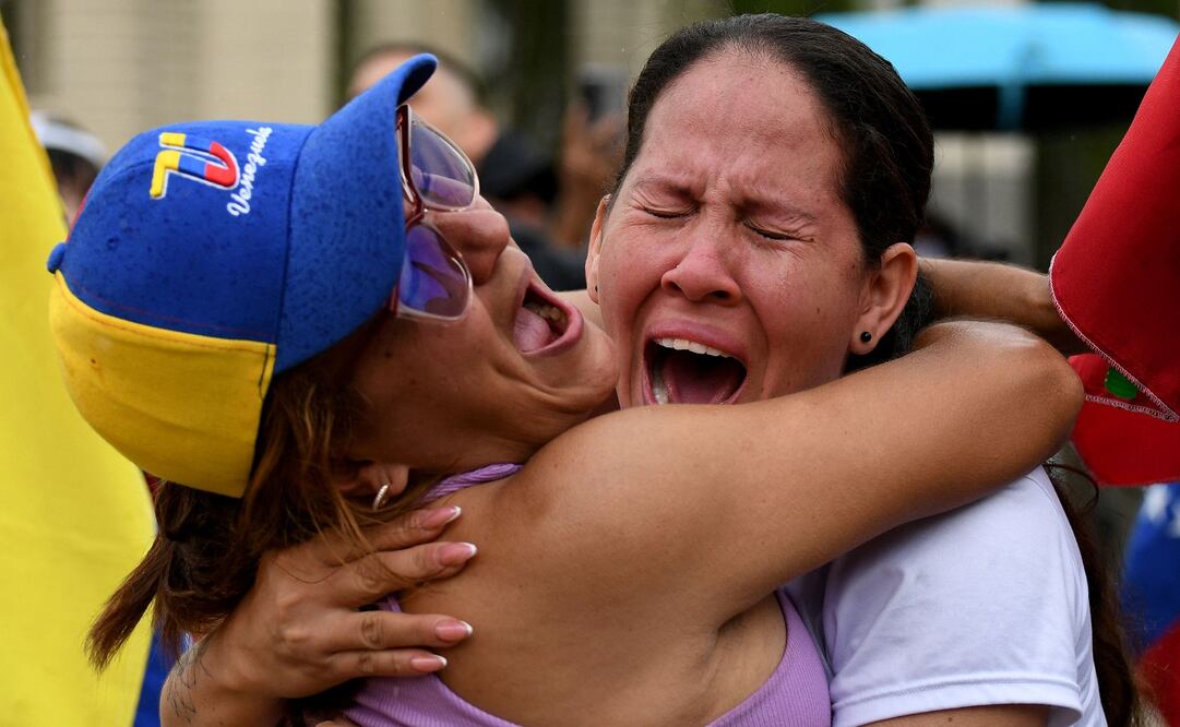 Dos mujeres lloran mientras celebran en Medellín, Colombia, el 3 de enero de 2026, después de que las fuerzas estadounidenses capturaran al líder venezolano Nicolás Maduro. Foto: Jaime Saldarriaga / AFP