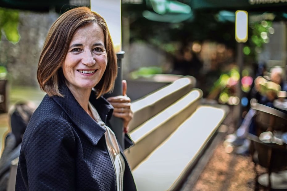 Mónica Lavín es autora de Naufragio entre palabras (2023), una antología de elogios de la brevedad. Foto: Germán Espinosa/El Universal.