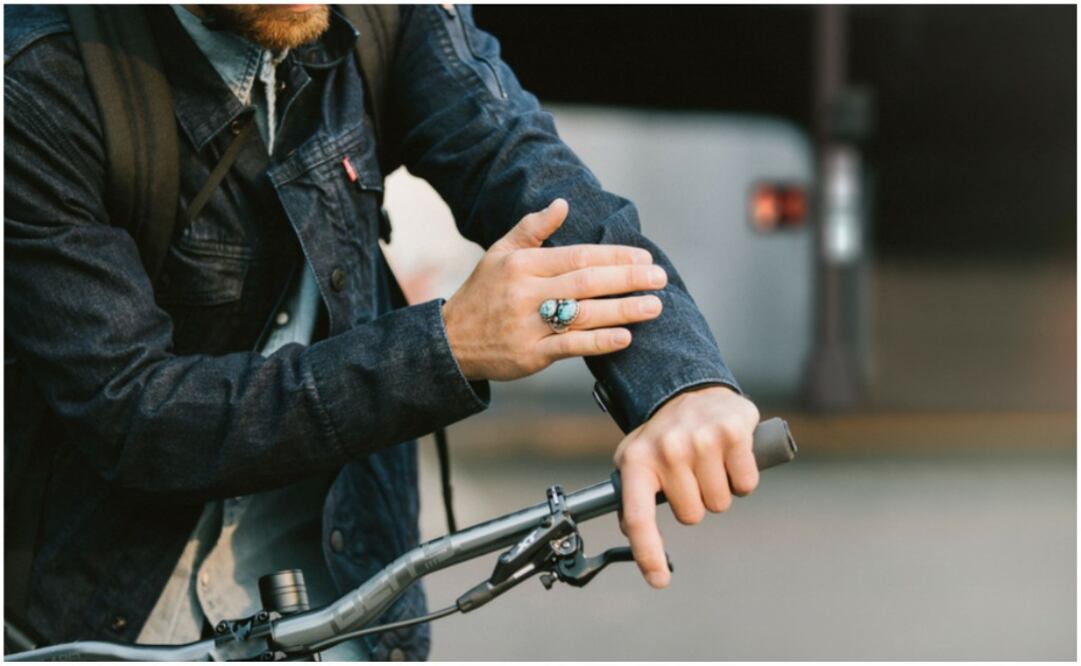 Esta chaqueta tiene el puño de una manga hecho con una tela especial que activa una serie limitada de comandos al dar toques o deslizar la mano por el tejido