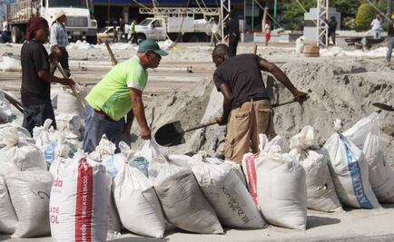 Migrantes se emplean en instalación de pista de hielo en Chiapas