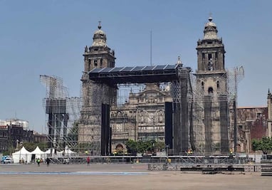 Montan estructuras para concierto de Shakira en el Zócalo Capitalino; vallas rodean la plancha